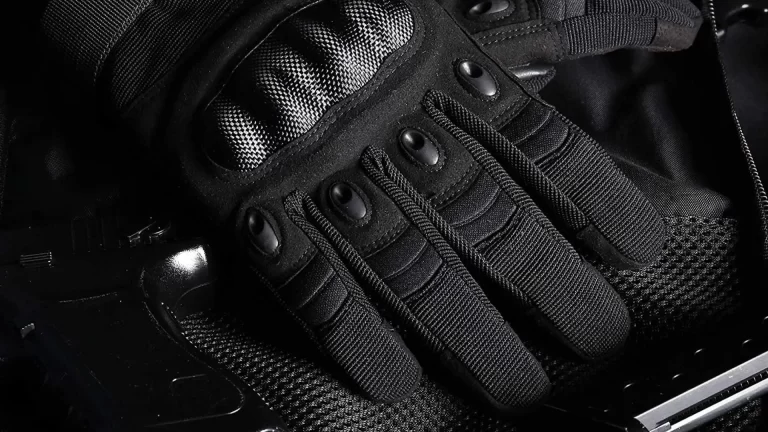 What are the types of tactical gloves?